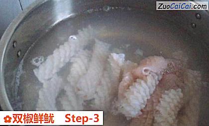 双椒鲜鱿做法第三步骤