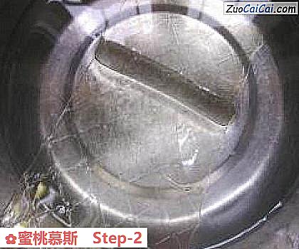 蜜桃慕斯做法第二步骤