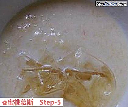 蜜桃慕斯做法第五步骤