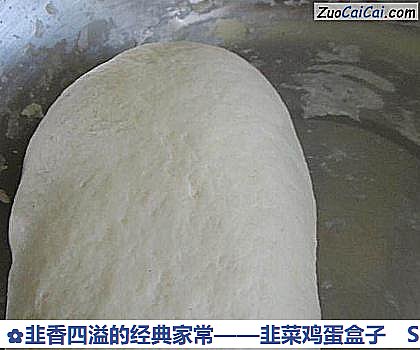 韭菜鸡蛋盒子做法第二步骤