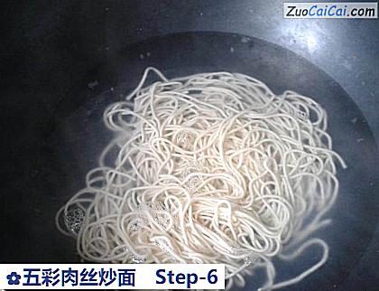 五彩肉丝炒面做法第六步骤