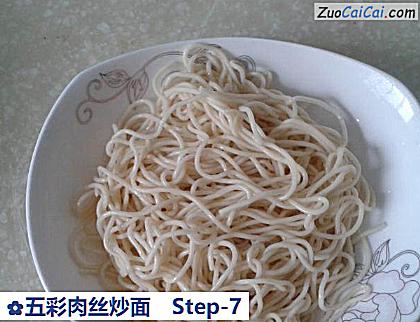 五彩肉丝炒面做法第七步骤
