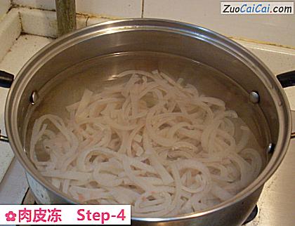 肉皮冻做法第四步骤