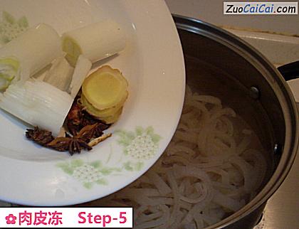 肉皮冻做法第五步骤