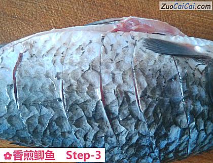香煎鲫鱼做法第三步骤
