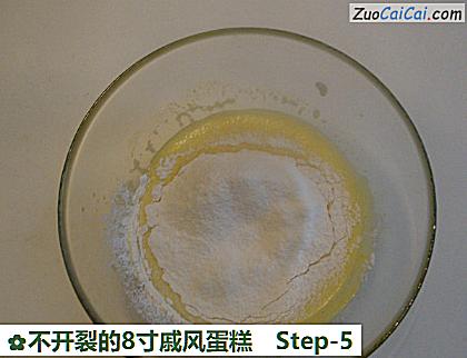 不开裂的8寸戚风蛋糕做法第五步骤