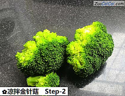 凉拌金针菇做法第二步骤