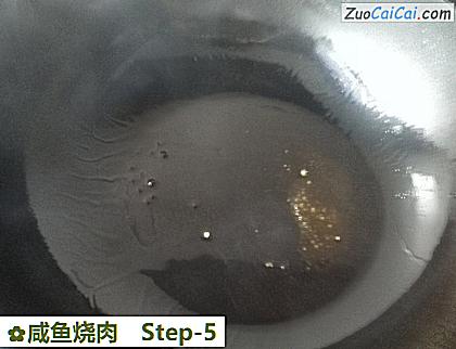 咸鱼烧肉做法第五步骤