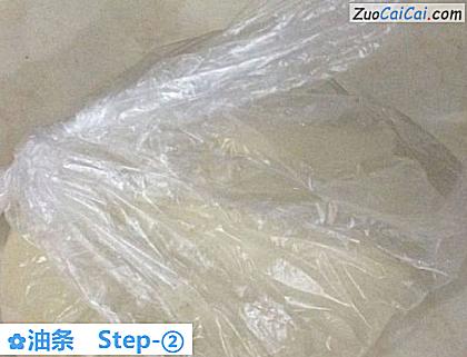 油条做法第二步骤