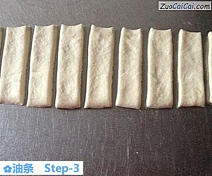 油条做法第三步骤
