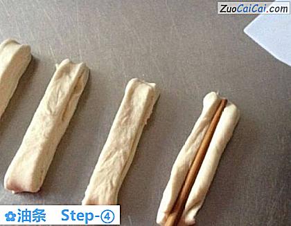 油条做法第四步骤