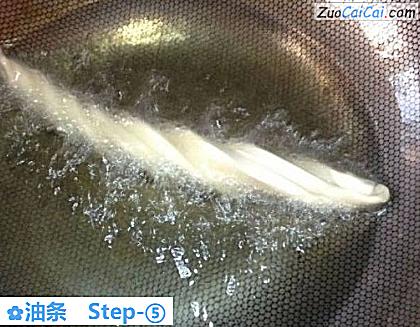 油条做法第五步骤