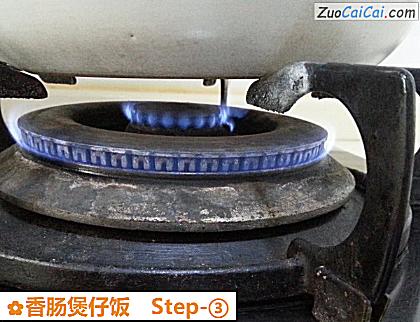 香肠煲仔饭做法第三步骤