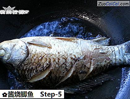 酱烧鲫鱼做法第五步骤