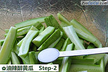 油辣醉黄瓜做法第二步骤