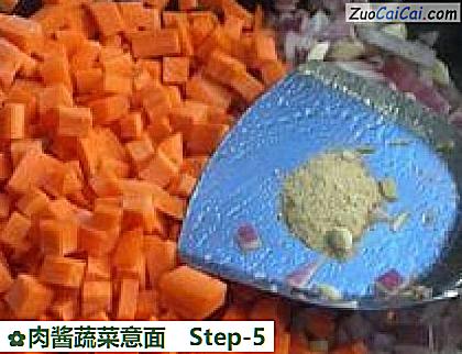 肉酱蔬菜意面做法第五步骤