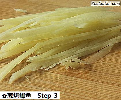 葱烤鲫鱼做法第三步骤