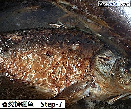 葱烤鲫鱼做法第七步骤