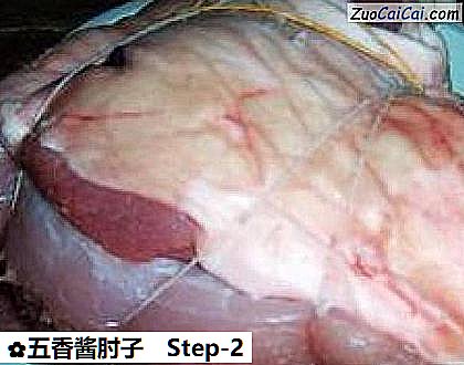 五香酱肘子做法第二步骤