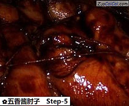 五香酱肘子做法第五步骤
