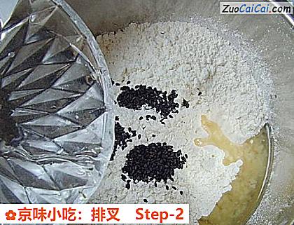 京味小吃:排叉做法第二步骤