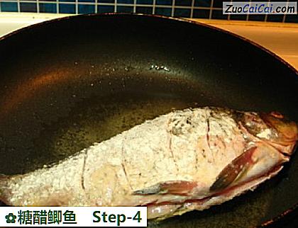 糖醋鲫鱼做法第四步骤