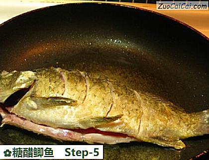 糖醋鲫鱼做法第五步骤