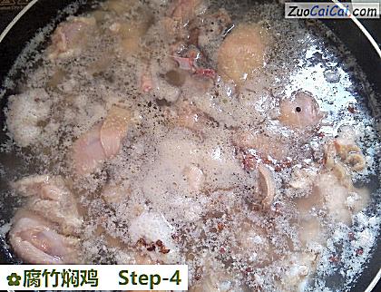 腐竹焖鸡做法第四步骤