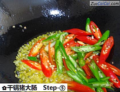 干锅猪大肠做法第五步骤