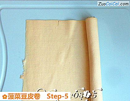 菠菜豆皮卷做法第五步骤