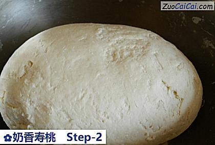 奶香寿桃做法第二步骤