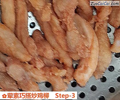 荤素巧搭炒鸡柳做法第三步骤