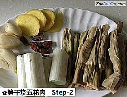 笋干烧五花肉做法第二步骤
