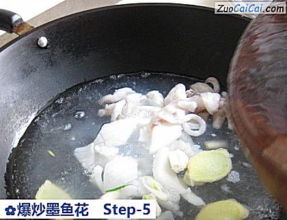 爆炒墨鱼花做法第五步骤
