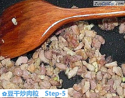 豆干炒肉粒做法第五步骤