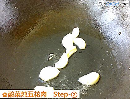 酸菜炖五花肉做法第二步骤