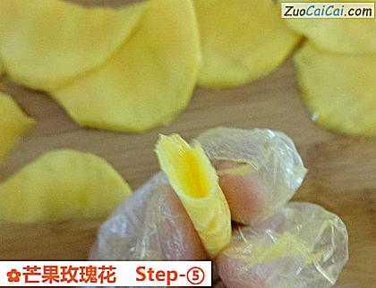 芒果玫瑰花做法第五步骤