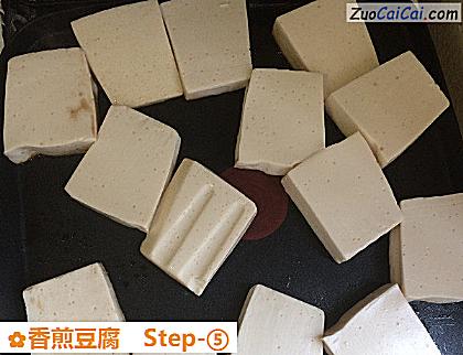 香煎豆腐做法第五步骤