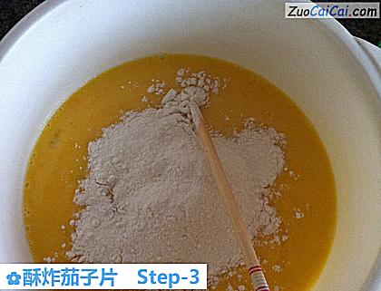 酥炸茄子片做法第三步骤