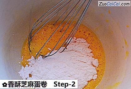 香酥芝麻蛋卷做法第二步骤