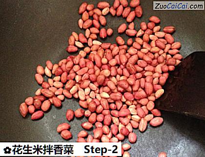 花生米拌香菜做法第二步骤