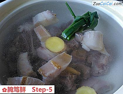 腌笃鲜做法第五步骤