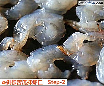 剁椒苦瓜拌虾仁做法第二步骤