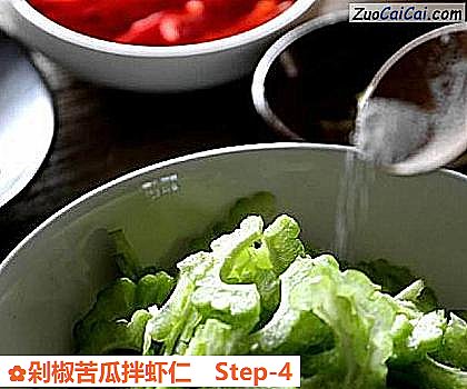 剁椒苦瓜拌虾仁做法第四步骤