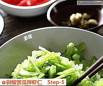 剁椒苦瓜拌虾仁做法第五步骤