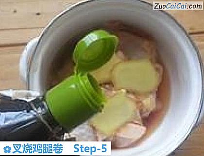 叉烧鸡腿卷做法第五步骤