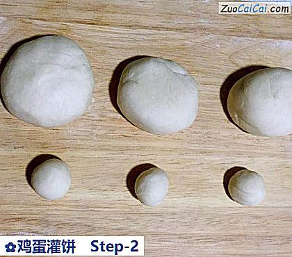鸡蛋灌饼做法第二步骤