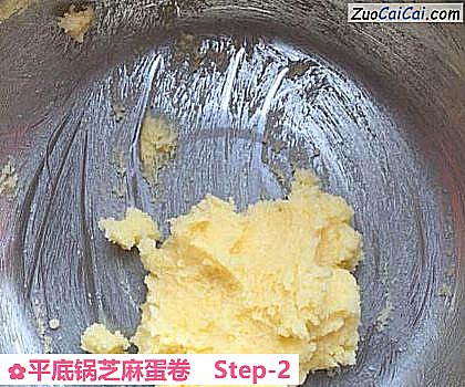 平底锅芝麻蛋卷做法第二步骤