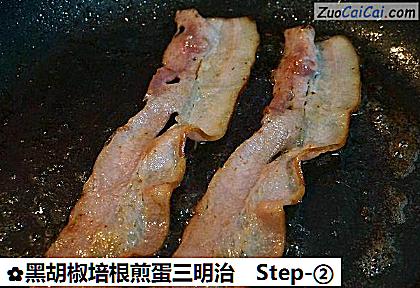 黑胡椒培根煎蛋三明治做法第二步骤