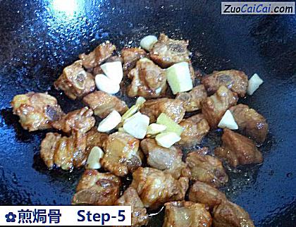 煎焗骨做法第五步骤